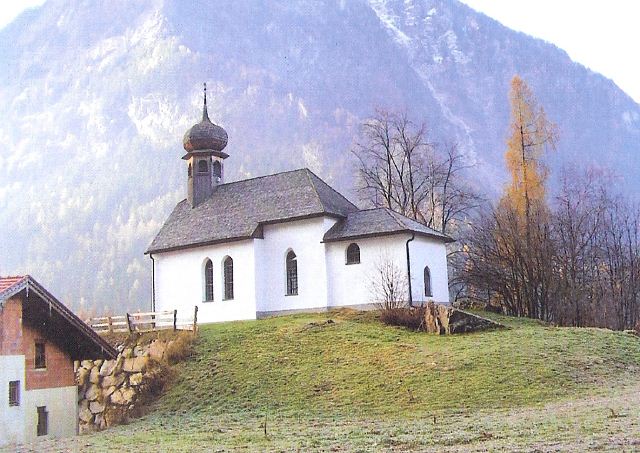 Kapelle in Habichen mit Blick auf die Armeler Wand