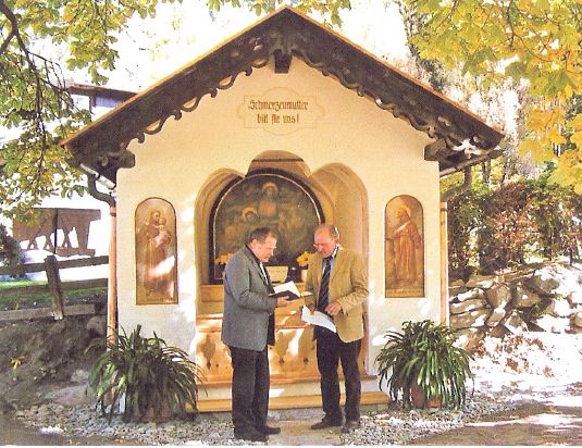 Kapelle beim Perberschlager (im Vordergrund Pfarrer Ewald Gredler u. Organist OSR Georg Schmid)